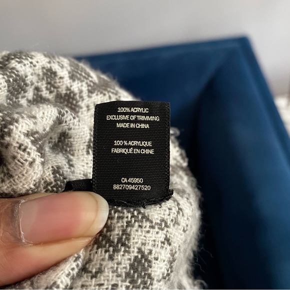 Indigo 100% Acrylic Patterned Black/White Soft Knit Fringed Throw - Picture 4 of 4